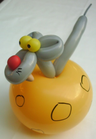 Ballonfigur Maus im Käse