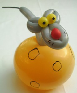 Luftballontiere Siegen mit tollen Luftballonkünstlern - Ballontier Maus sitzt im Käse