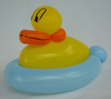 Ballonfigur Ente auf Wasser